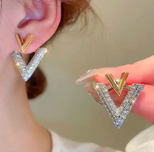 Vermira AV Shape Earrings Set
